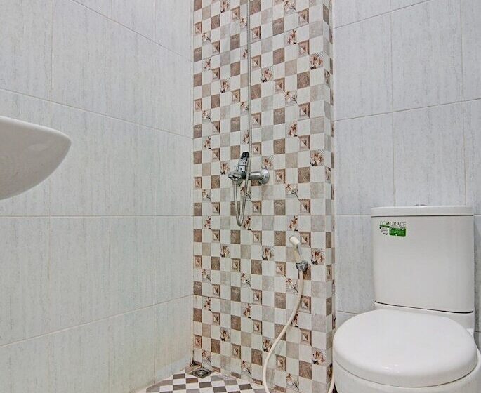 Hotel Oyo 92176 Sandira Syariah