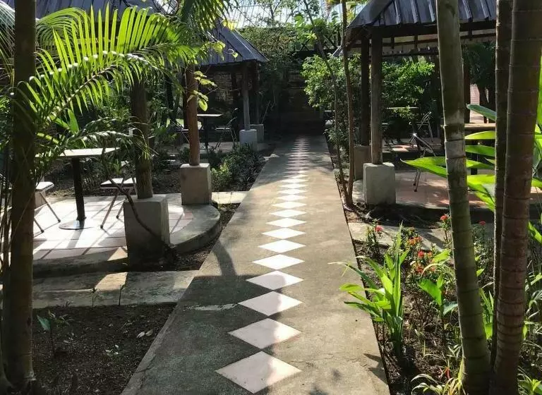 پانسیون Captain Chim S Guest House