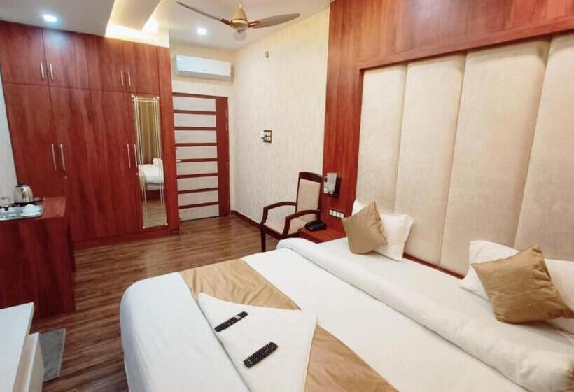 هتل V Square Airport