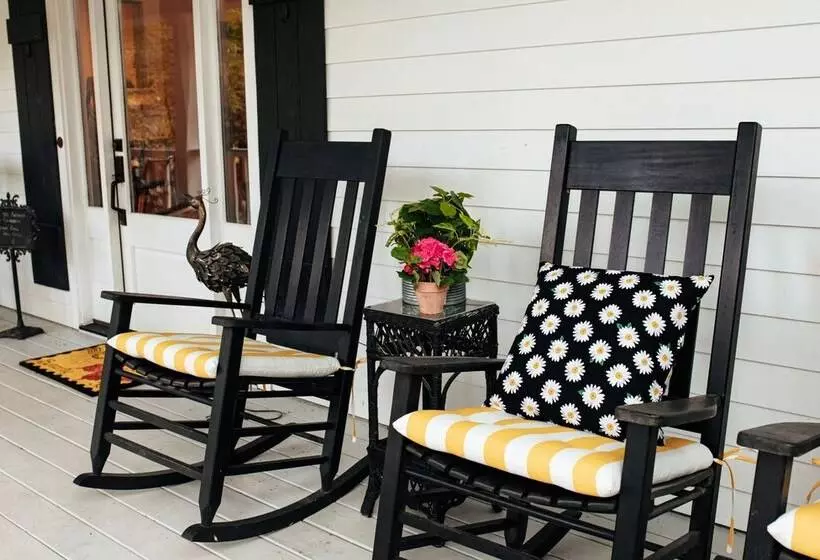 Aamiaismajoitus (B&B) The Bird & Butterfly Inn