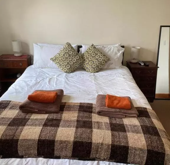 هتل The Crown Inn Longtown