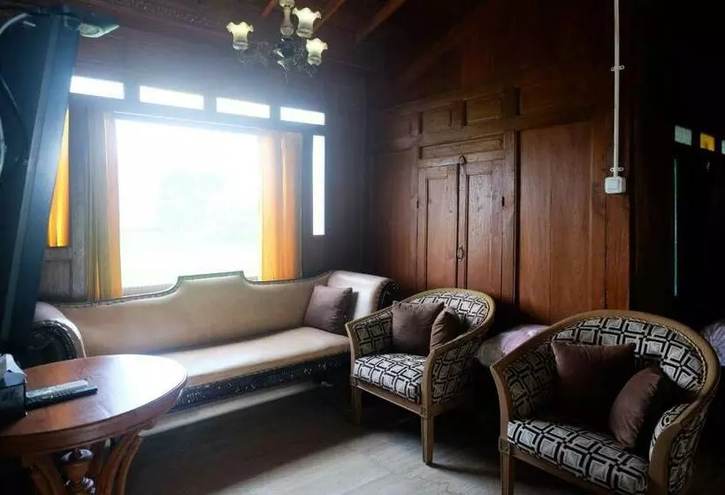 Hotelli The Lavana Pondok Anugerah