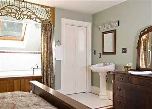 تختخواب و صبحانه The Bernerhof Inn