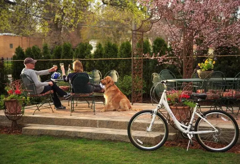 تختخواب و صبحانه The Roosevelt Inn