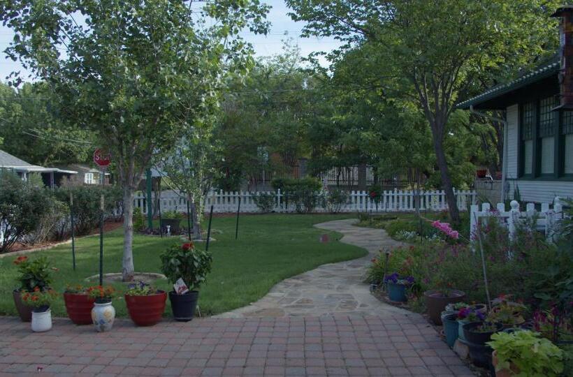 Granbury Gardens Bed And Breakfast