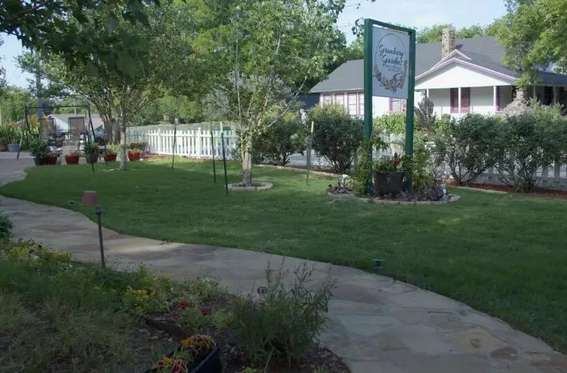 Granbury Gardens Bed And Breakfast