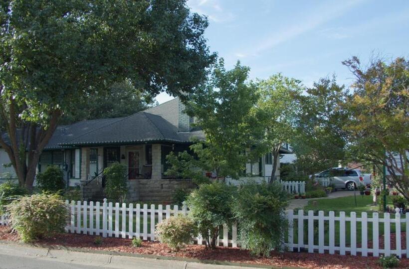 Granbury Gardens Bed And Breakfast