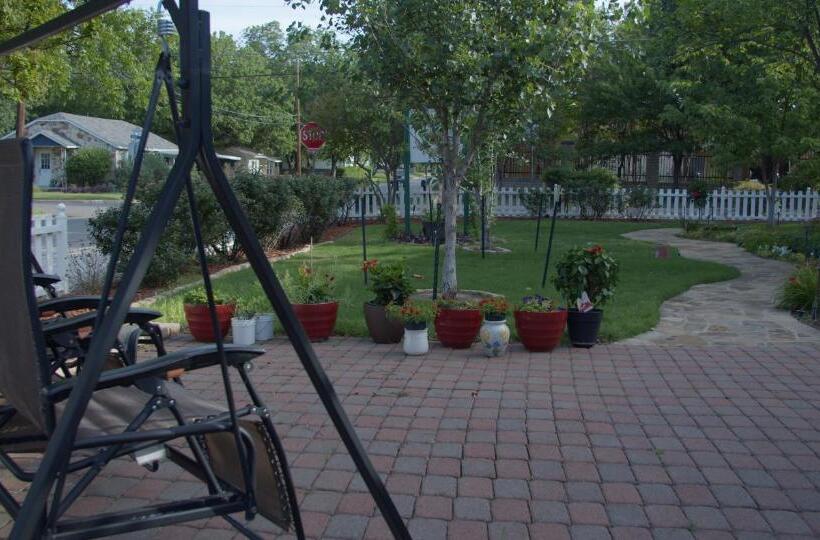 Granbury Gardens Bed And Breakfast