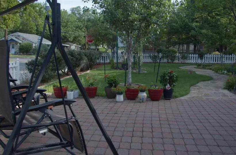 Granbury Gardens Bed And Breakfast
