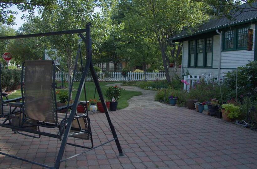 Granbury Gardens Bed And Breakfast