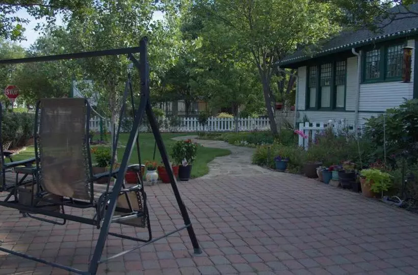 Granbury Gardens Bed And Breakfast