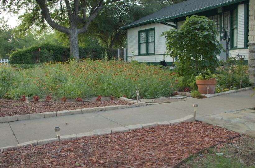 Granbury Gardens Bed And Breakfast