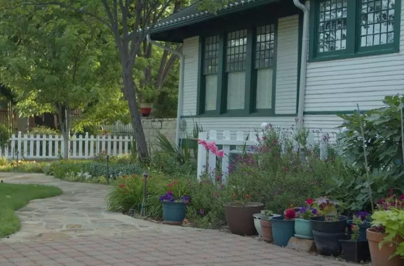 Granbury Gardens Bed And Breakfast