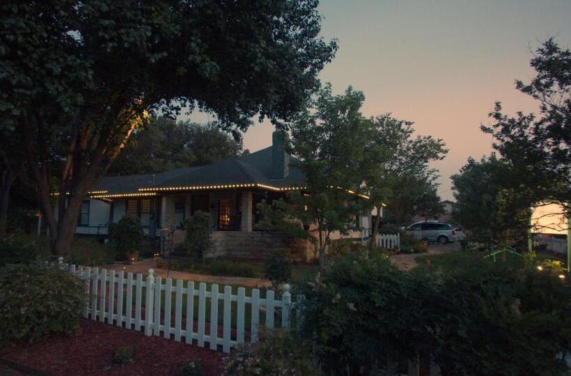 Granbury Gardens Bed And Breakfast