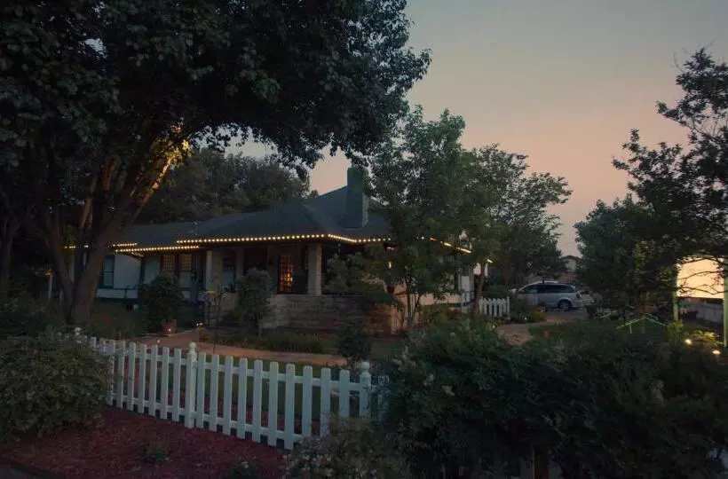 Granbury Gardens Bed And Breakfast