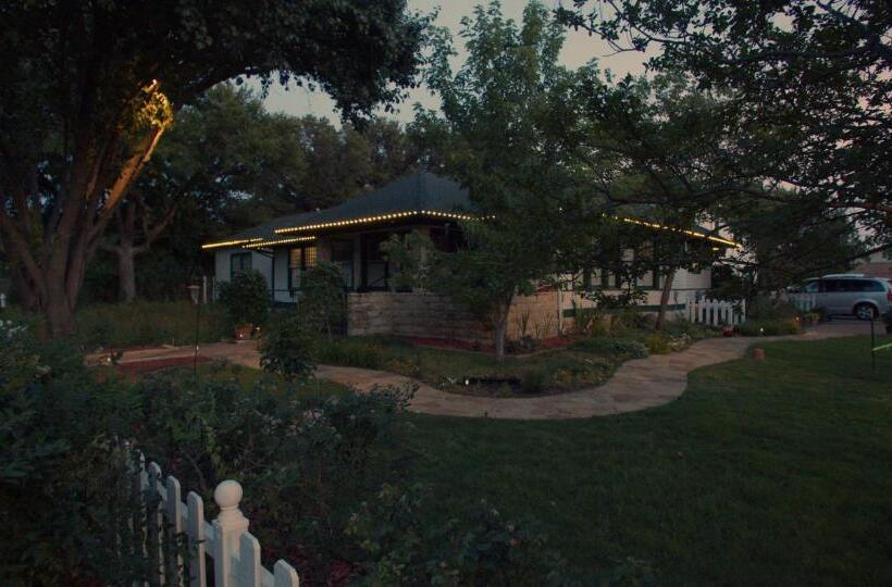 Granbury Gardens Bed And Breakfast