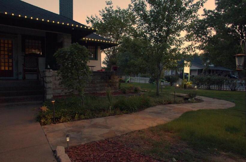 Granbury Gardens Bed And Breakfast