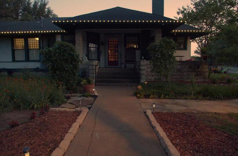 Granbury Gardens Bed And Breakfast