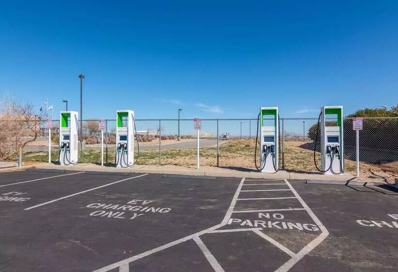 Отель Comfort Inn & Suites