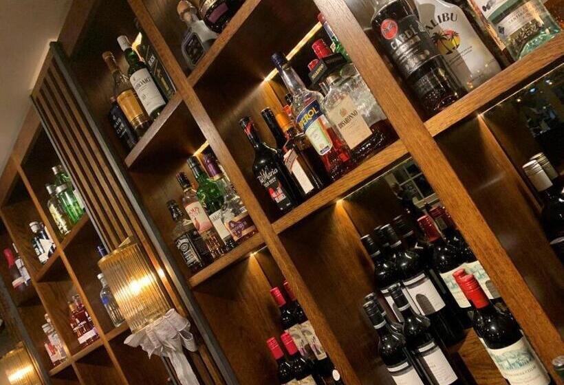 ホテル Harper S Steakhouse With Rooms, Haslemere