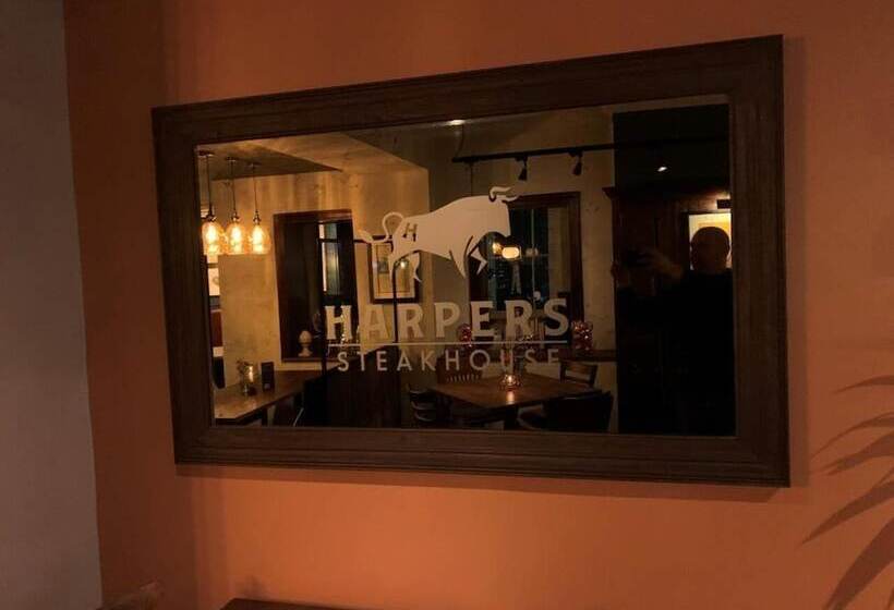 ホテル Harper S Steakhouse With Rooms, Haslemere