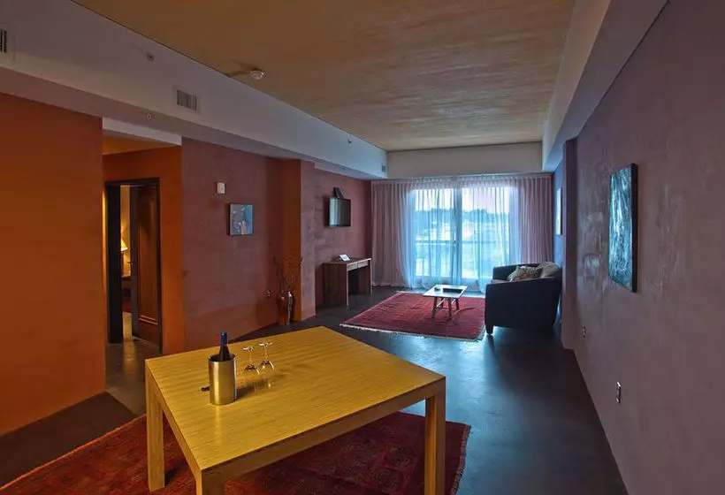 Hotelli Inn At The Black Olive