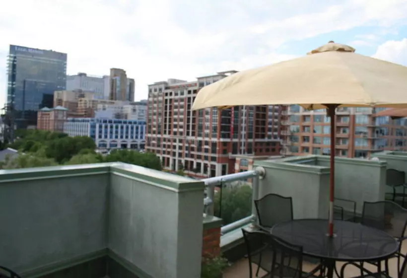 Hotelli Inn At The Black Olive