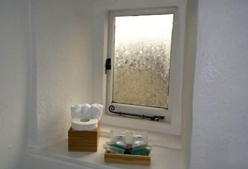 Отель The Helyar Arms