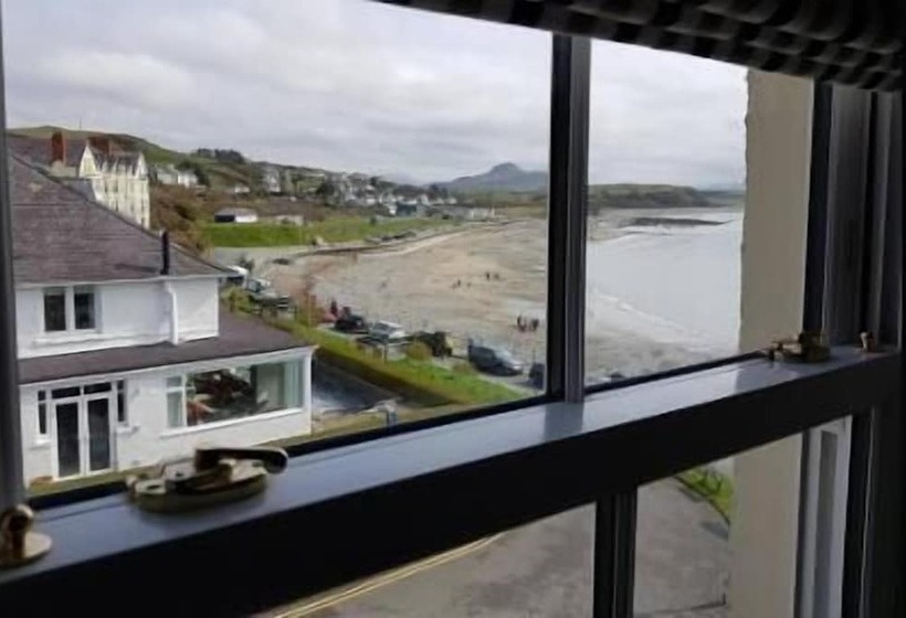 The Moelwyn Hotel & Restaurant