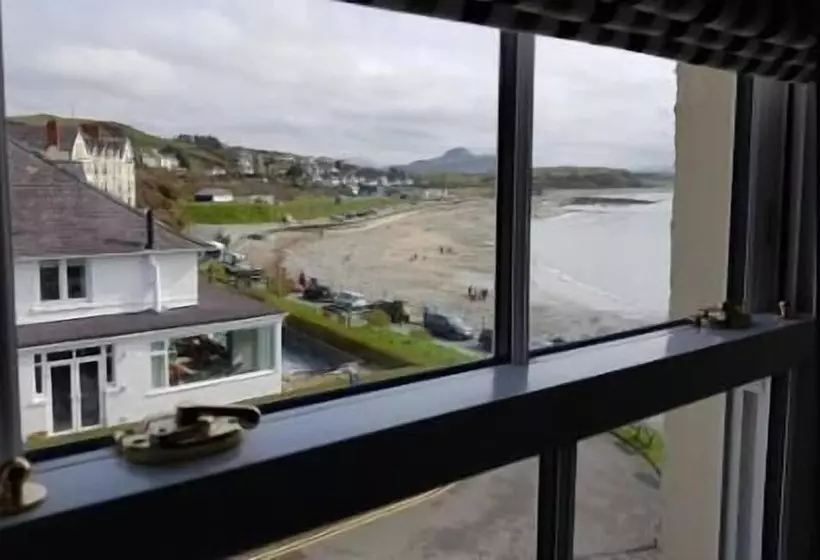 The Moelwyn Hotel & Restaurant