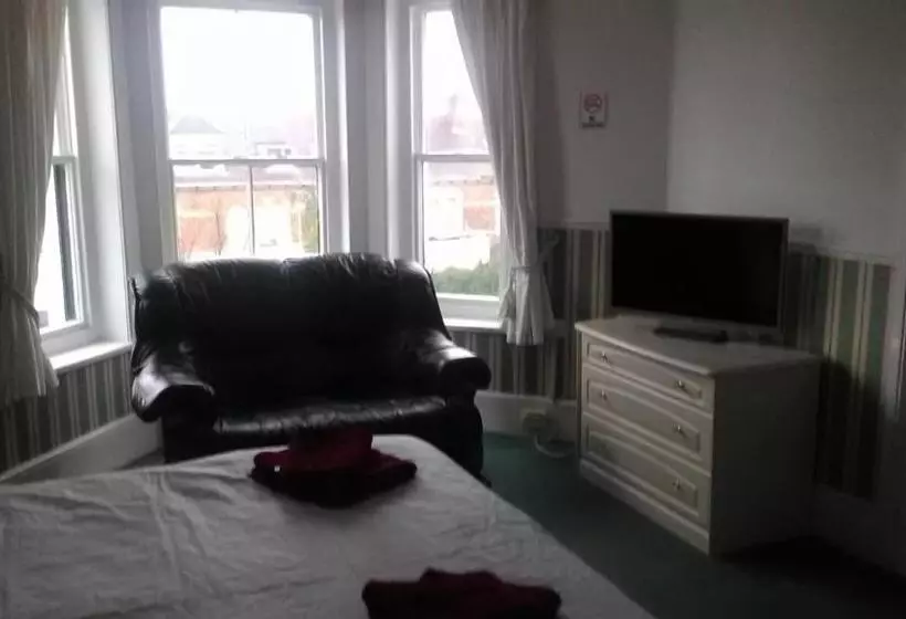 Пансион The Village Inn