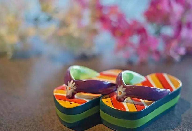 تختخواب و صبحانه Two Sandals – A Boutique