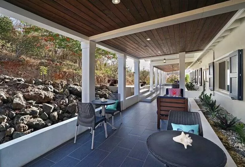 تختخواب و صبحانه Two Sandals – A Boutique