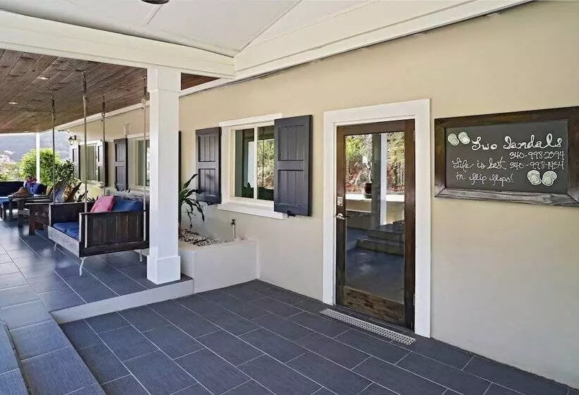 تختخواب و صبحانه Two Sandals – A Boutique