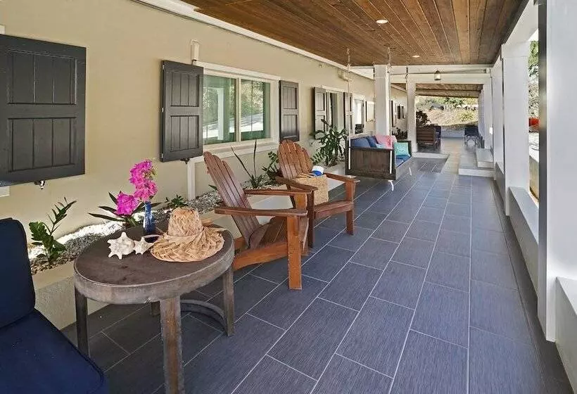 تختخواب و صبحانه Two Sandals – A Boutique