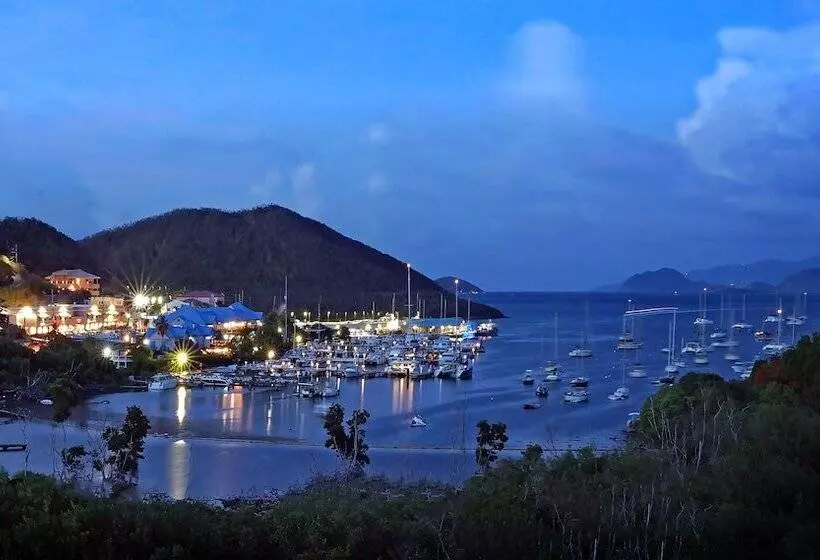 تختخواب و صبحانه Two Sandals – A Boutique