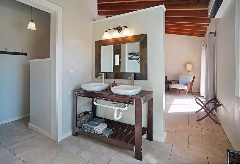 تختخواب و صبحانه Two Sandals – A Boutique