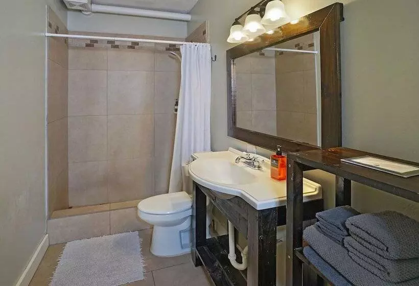 تختخواب و صبحانه Two Sandals – A Boutique