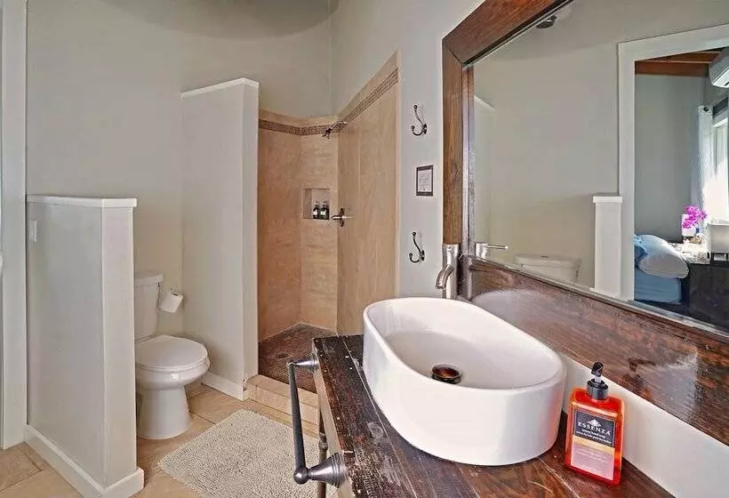 تختخواب و صبحانه Two Sandals – A Boutique