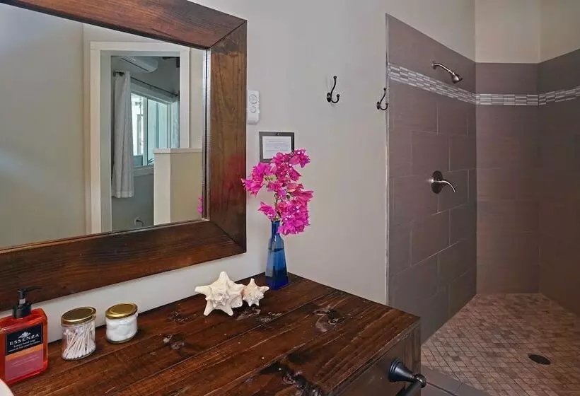 تختخواب و صبحانه Two Sandals – A Boutique