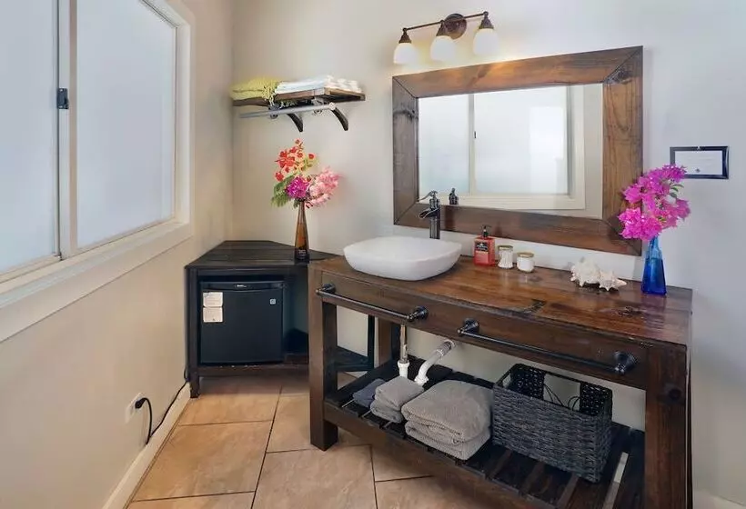 تختخواب و صبحانه Two Sandals – A Boutique