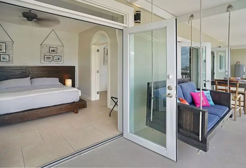 تختخواب و صبحانه Two Sandals – A Boutique