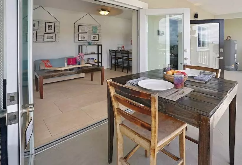 تختخواب و صبحانه Two Sandals – A Boutique