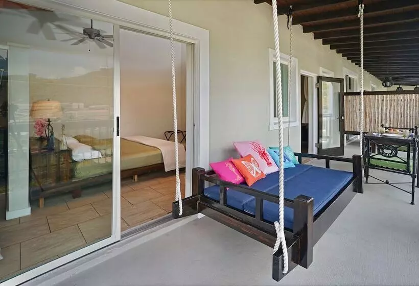 تختخواب و صبحانه Two Sandals – A Boutique