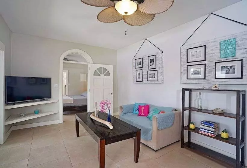 تختخواب و صبحانه Two Sandals – A Boutique