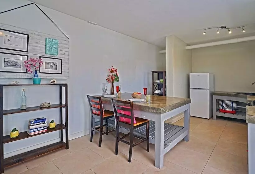 تختخواب و صبحانه Two Sandals – A Boutique