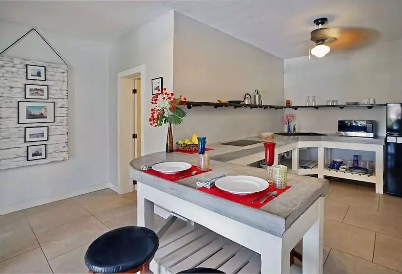 تختخواب و صبحانه Two Sandals – A Boutique