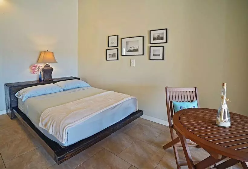 تختخواب و صبحانه Two Sandals – A Boutique