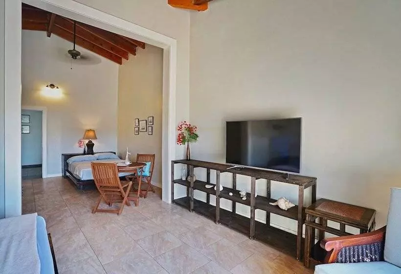 تختخواب و صبحانه Two Sandals – A Boutique