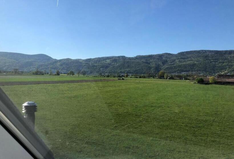 هاستل Villa Kunterbunt